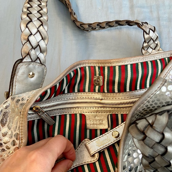 Gucci Pelham silver shoulder bag (authentic) - Picture 2 of 4